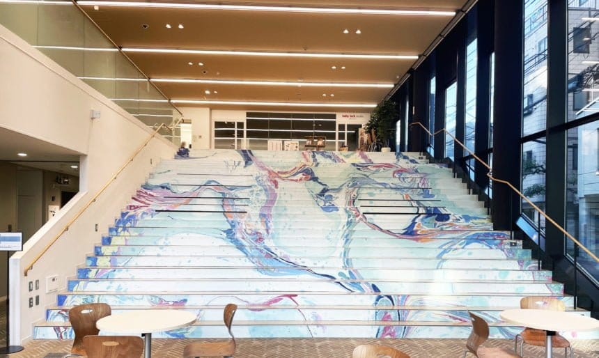 マーブリング模様が荒川区施設「ふらっとにっぽり」のエントランスを彩る