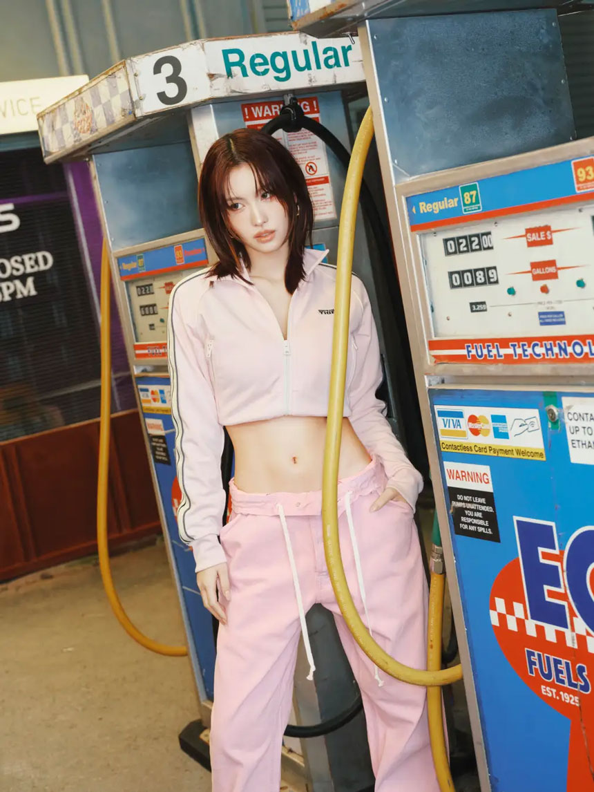 MOMOが日本製デニムやトラックスーツを着用