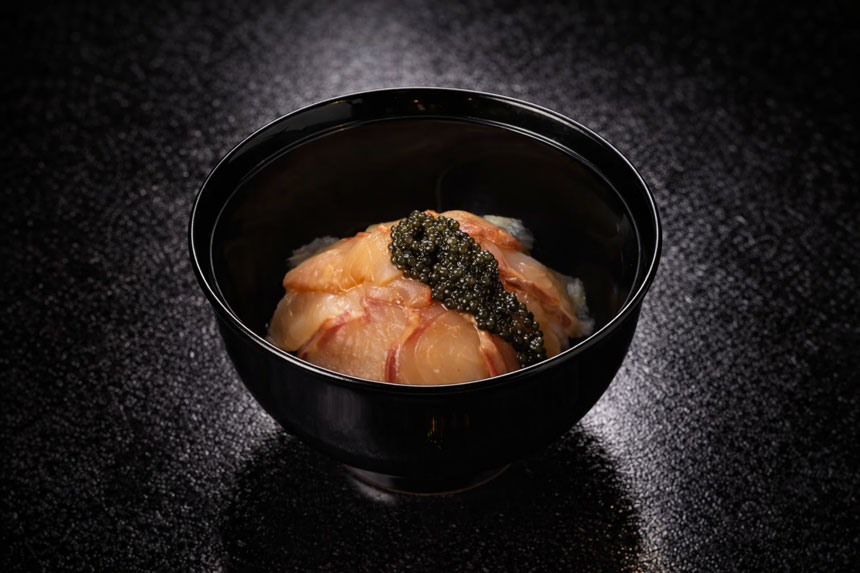 チョウザメ親子丼の写真