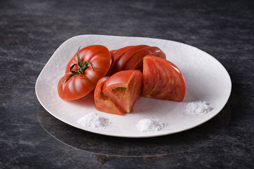 フルーツトマト刺しと塩二郎の塩2種（塩二郎の塩食べ比べ）の写真