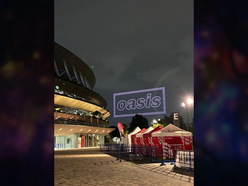 「Oasis Live ’25 JAPAN」開催前夜を彩る特別演出、アンコールが新宿で巨大Oasisロゴのドローンショーを展開