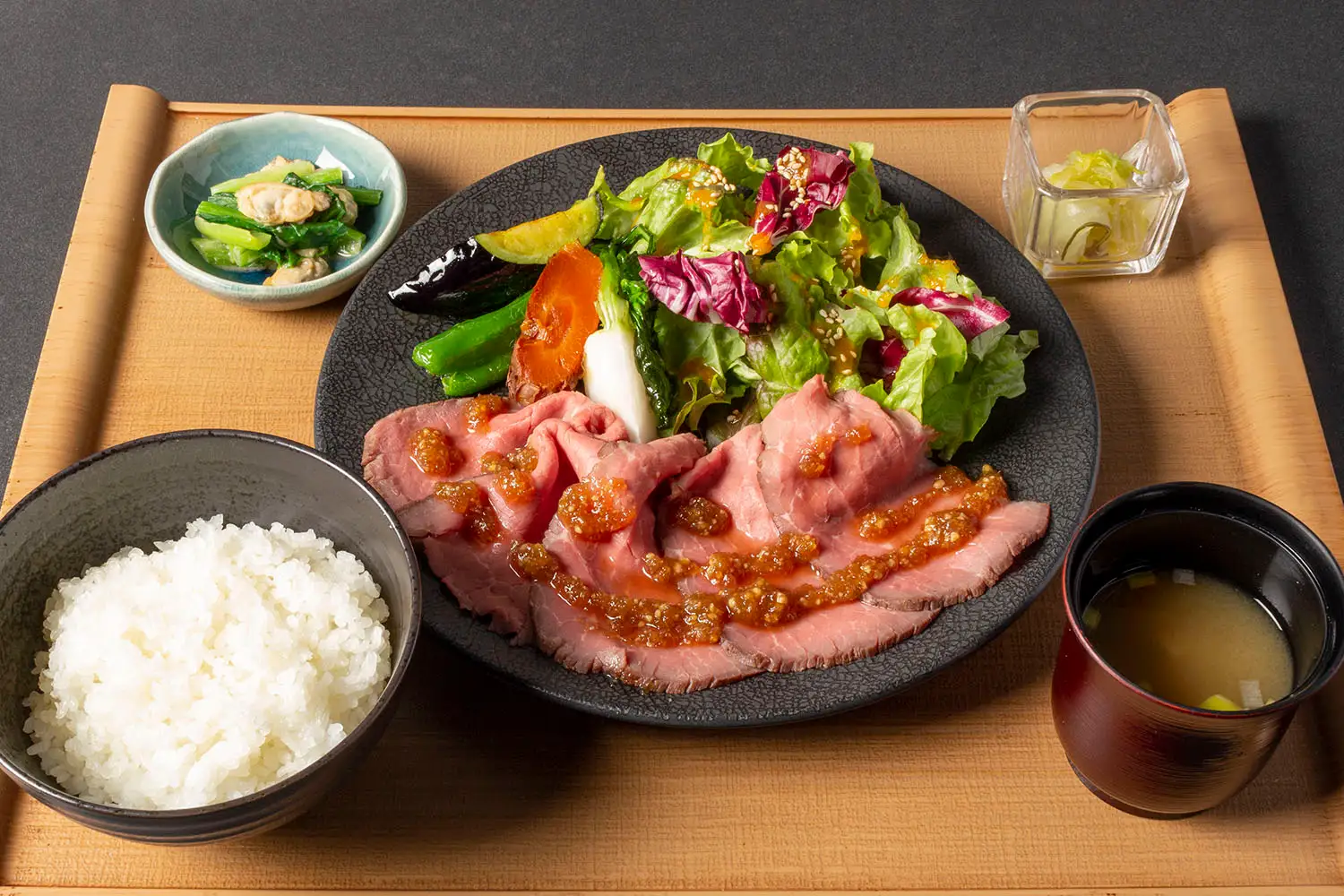 ローストビーフ御膳 玉葱醤油麹ダレの写真