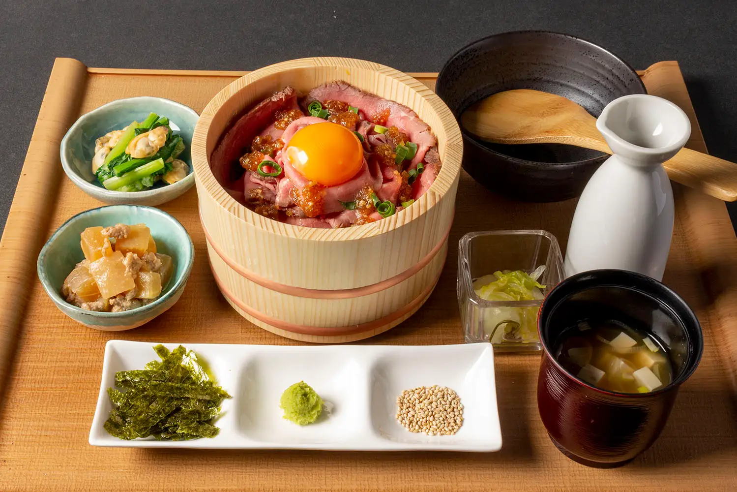 ローストビーフのおひつご飯 玉葱醤油麹ダレ