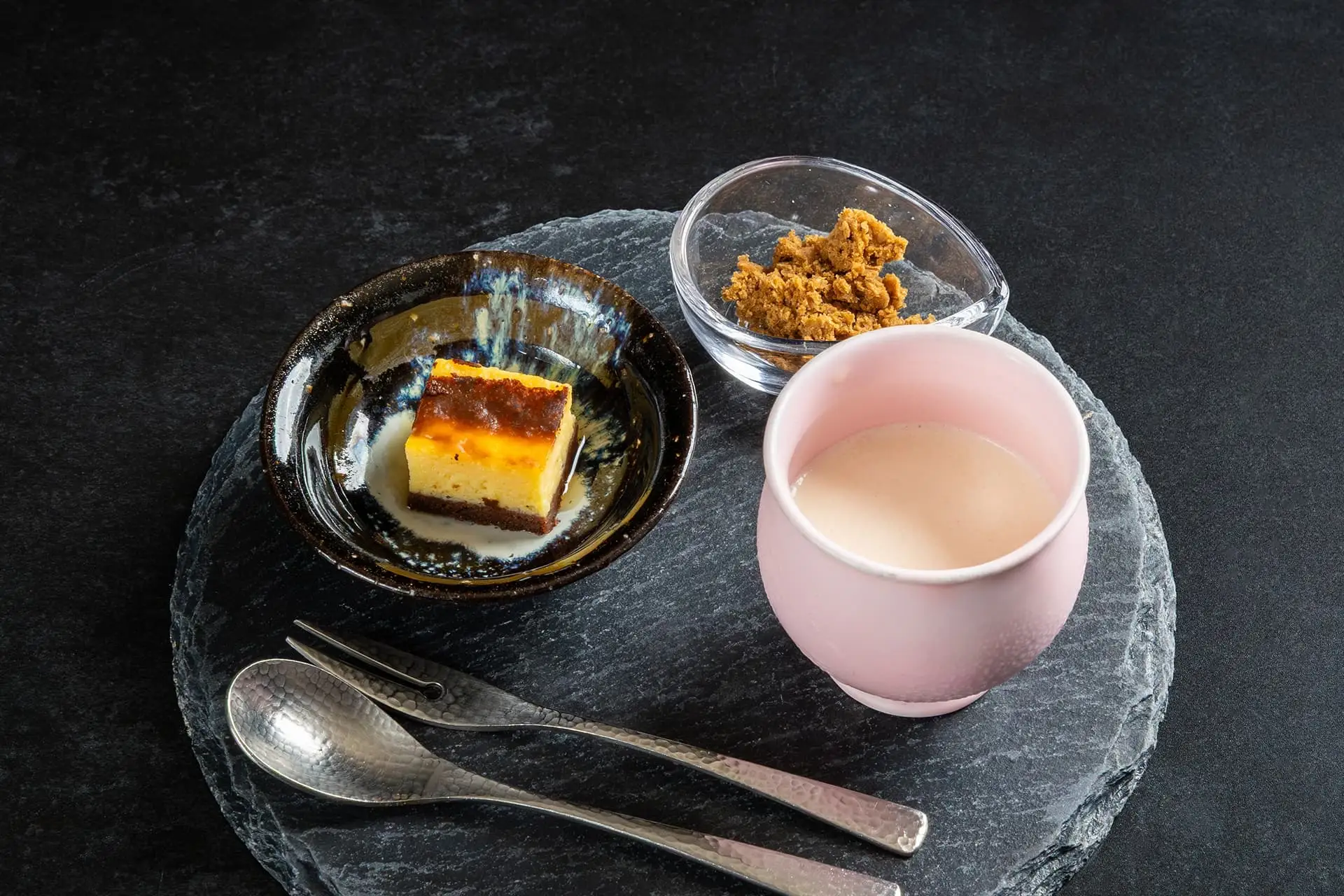 白いコーヒーと、地元・今帰仁村産の蜂蜜を使用したバスクチーズケーキ