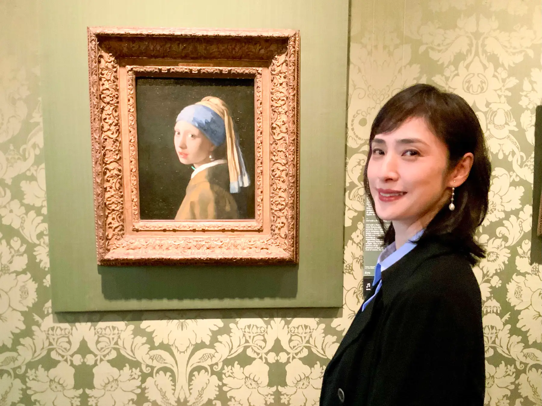 フェルメールの名作「真珠の耳飾りの少女」と初対面の天海