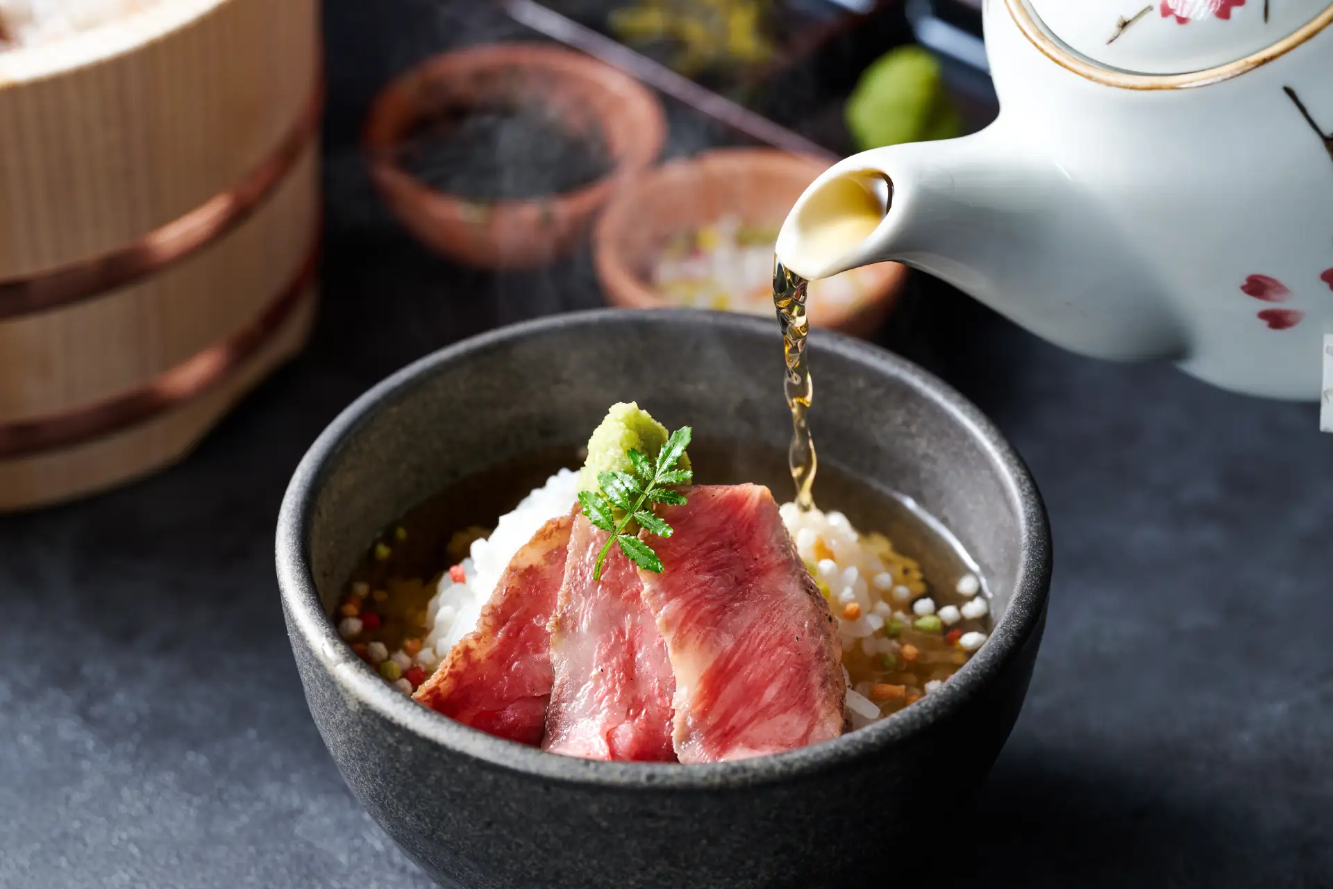 最後は出汁をかけて和牛茶漬けに